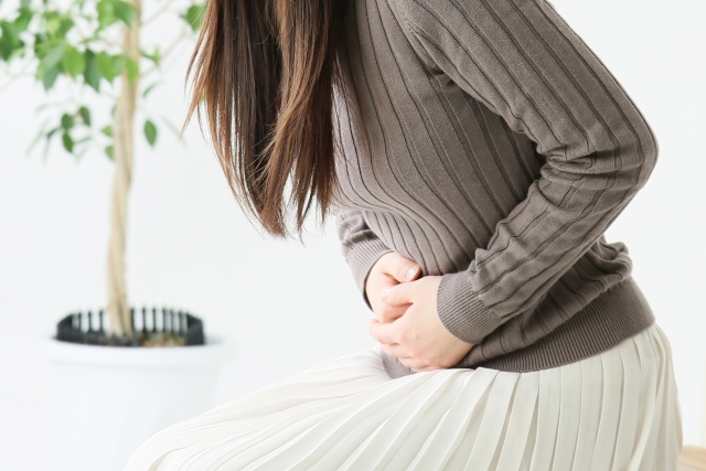 子宮内膜症の辛い症状に悩む女性